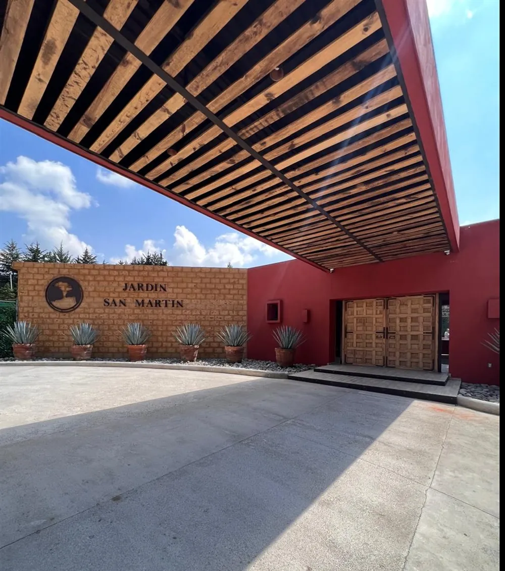 Acceso principal del salón de eventos Jardín San Martín
